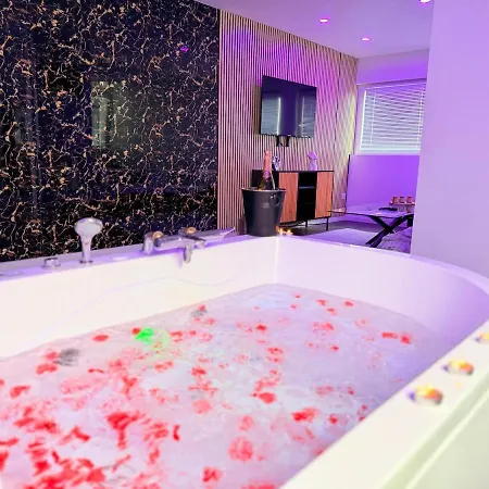 Les Bisous - Jacuzzi & Private Sauna Apartment *