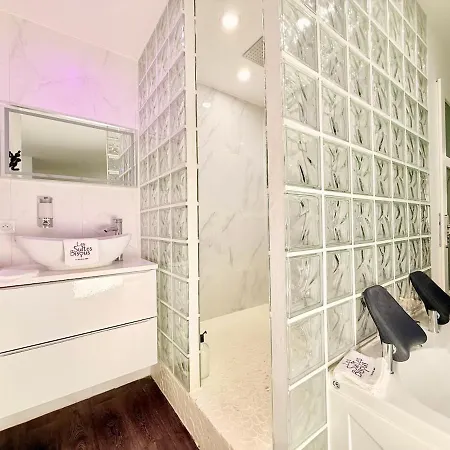 Les Bisous - Jacuzzi & Private Sauna Apartment