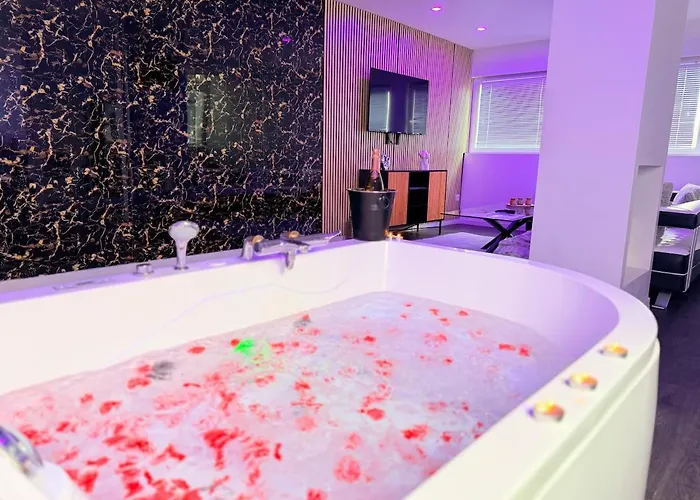 Les Bisous - Jacuzzi&private Sauna Appartement *